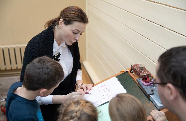 Автобусная экскурсия в Петергоф  «СМС XIX века» в музее Дворцовая телеграфная станция, 9+
