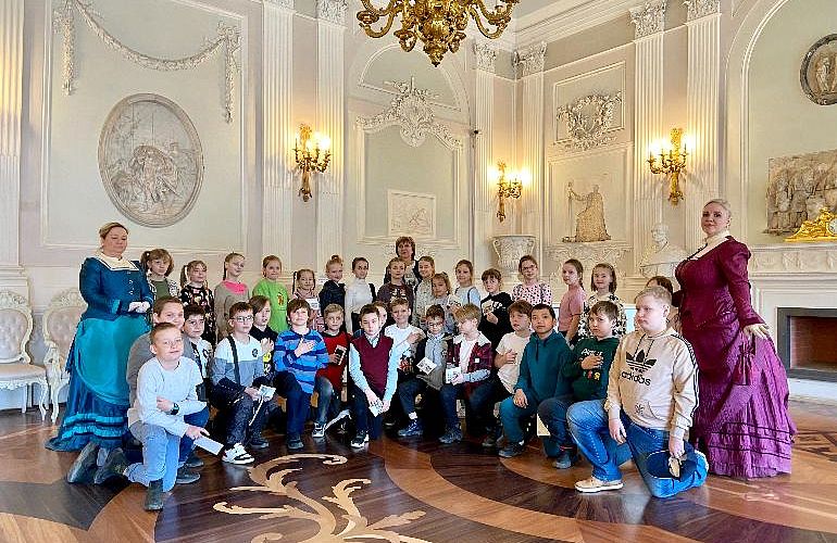 Автобусная экскурсия в Гатчину «День хороших манер в Гатчинском дворце», 7+