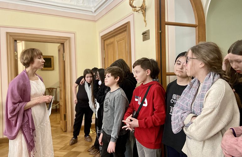Автобусная экскурсия в Ораниенбаум «И вновь мы поспешим на бал», 7+